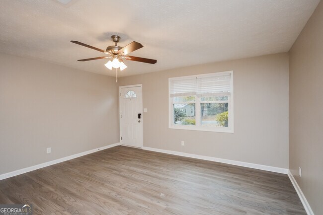Foto del edificio - 5375 Rocky Pine Dr