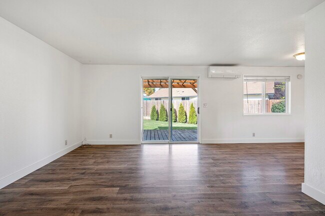 Foto del edificio - 872 W N St