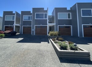 Building Photo - 2305 Skyline Way