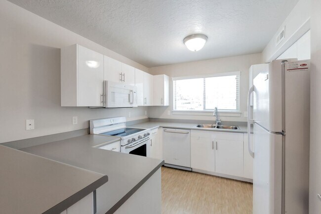 Building Photo - Beautiful Modern Orem Condo w free interne...