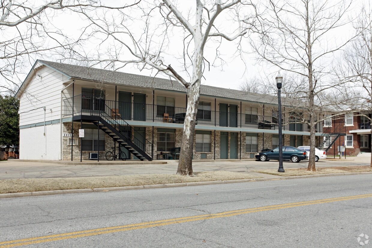 Primary Photo - 2801 N Robinson Ave