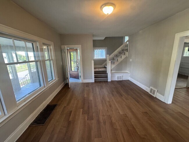 Building Photo - Charming 3-Bedroom Property in Prime Location