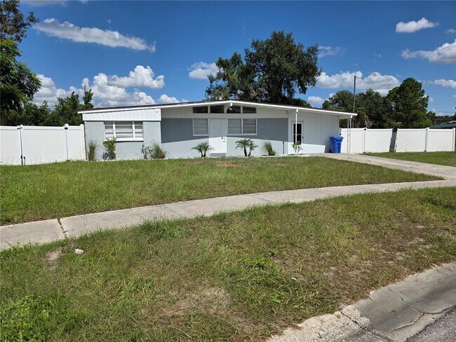 Foto del edificio - 1103 Teakwood Ave