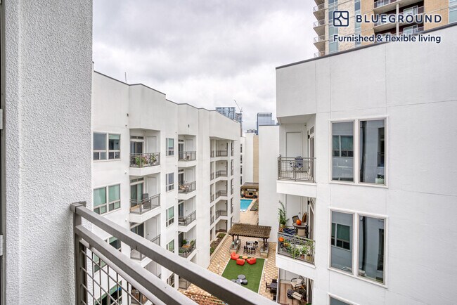 Building Photo - 422 W Riverside Dr