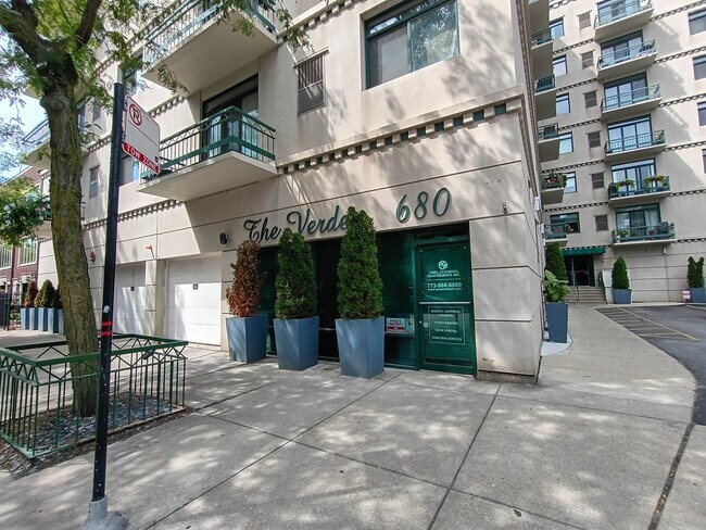 Foto del edificio - 680 N Green St