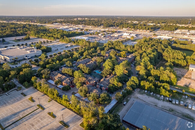 FRENTE A I-45 - The Reston Apartments