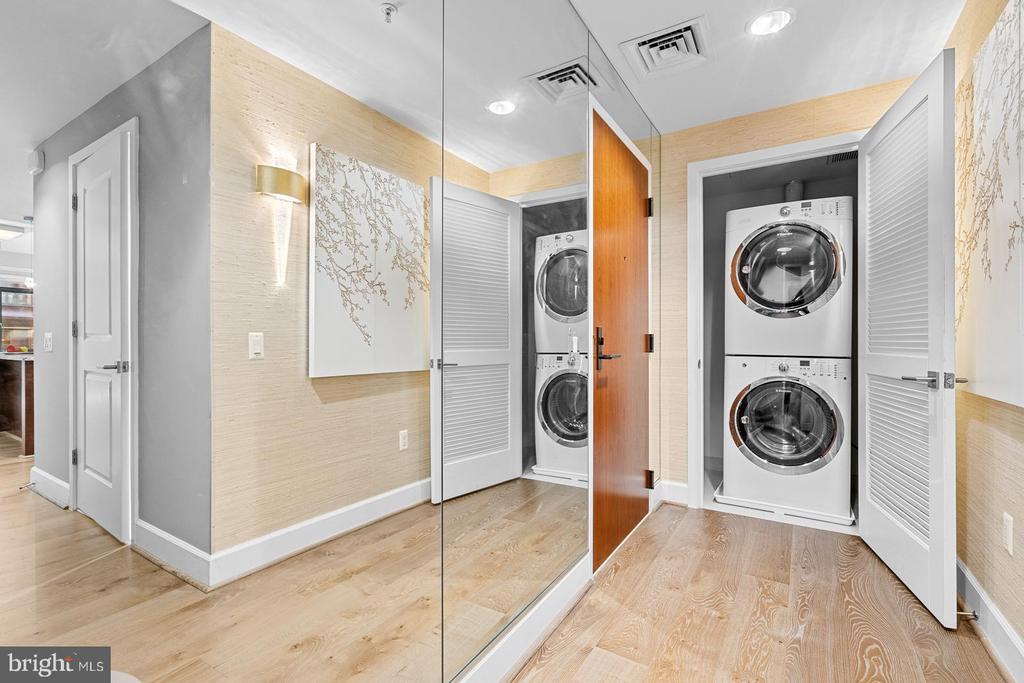 Foto principal - 7171 Woodmont Ave