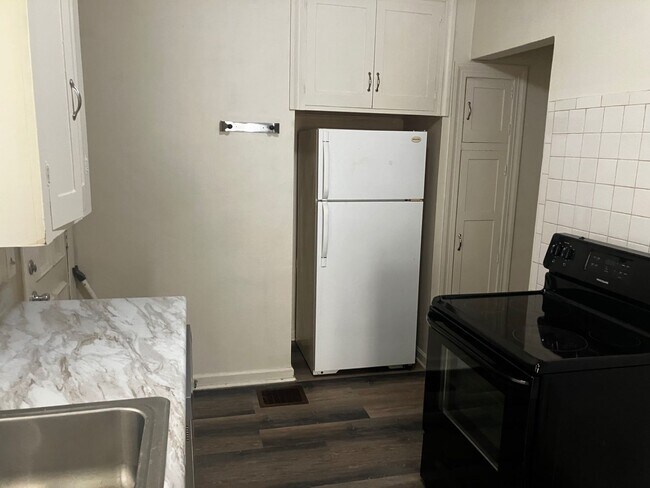 Foto del edificio - Charming 3-Bedroom Home with Unique Detail...