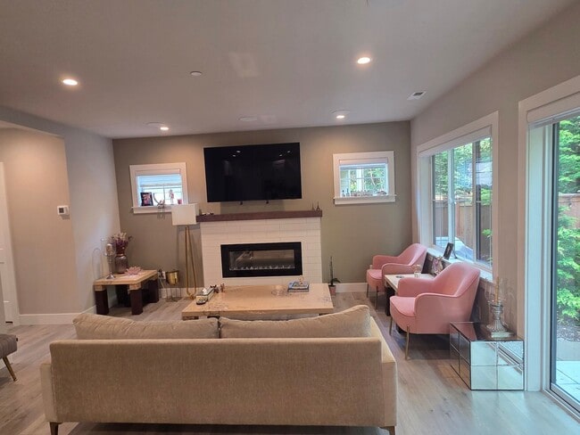 Building Photo - Luxury 3  Bedroom 2.5 Bath Townhome Located in Kirkland