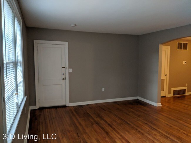 Building Photo - 1306 E Victory Dr