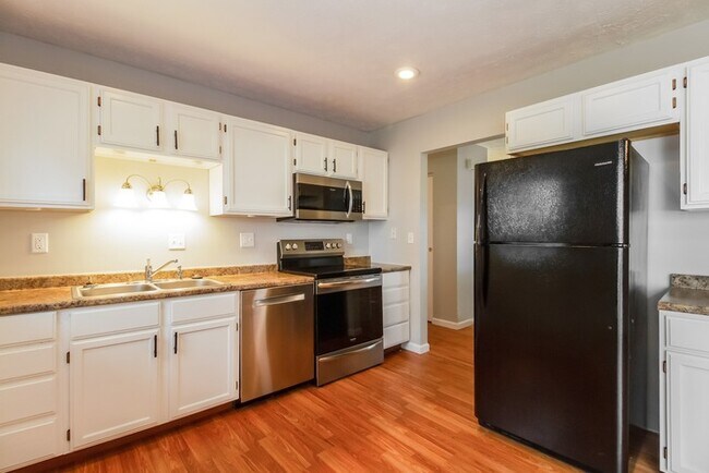 Building Photo - Stunning 3 Bedroom Split-Level