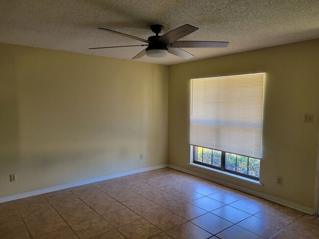 Building Photo - 3 bedroom off Ambasador & Dulles
