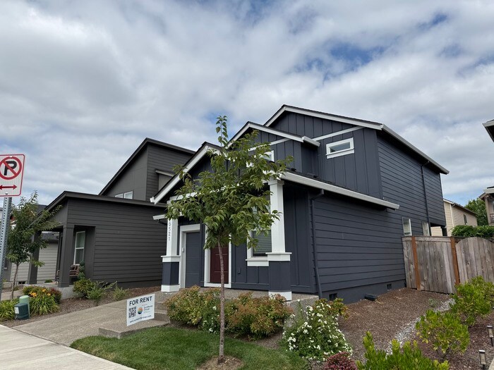 Foto del edificio - NEWER THREE BEDROOM WITH GARAGE