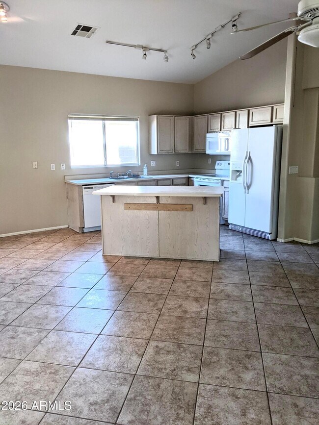 Foto del edificio - 3030 W Rose Garden Ln