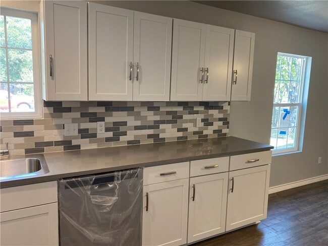 Foto del edificio - 6107 Carnation Terrace