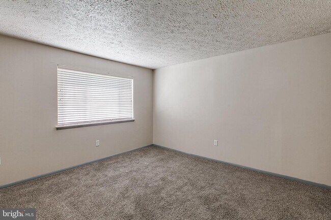 Building Photo - 800 Heather Ridge Dr