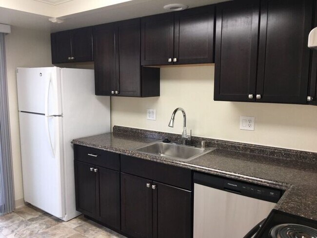 Building Photo - 2 Bedroom Townhouse - Garage/Washer-Dryer ...
