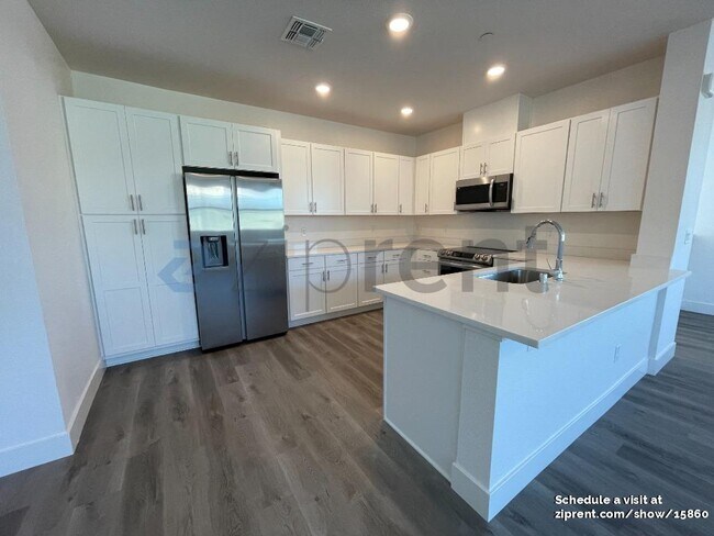Foto del edificio - 5301 E Commerce Way