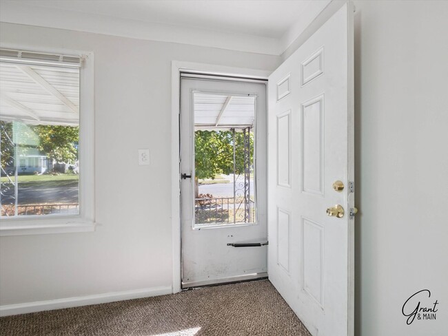 Building Photo - 3 Bedroom - 1 Bath - $1300