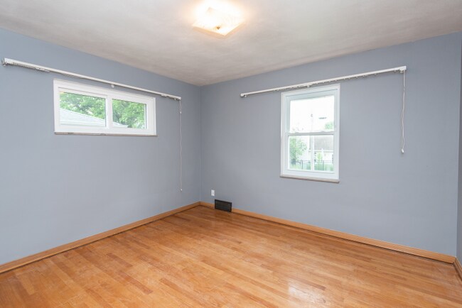 Building Photo - 9761 Grantview Dr