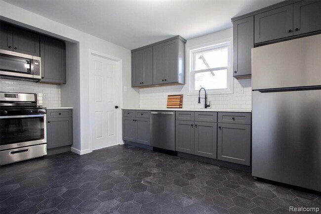 Building Photo - 1308 E Milton Ave