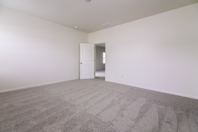 Building Photo - Fantastic 3bd/2ba home! Coming soon!