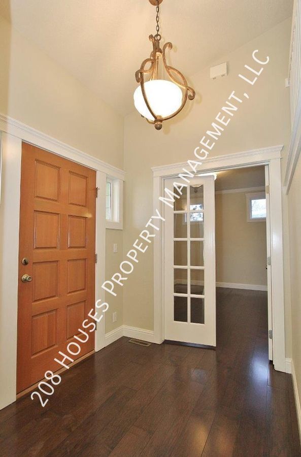 Building Photo - Stylish North End Home