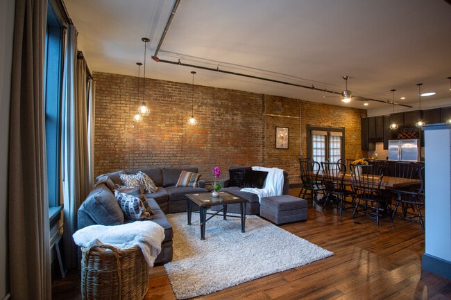LR - 225 E Blaine St