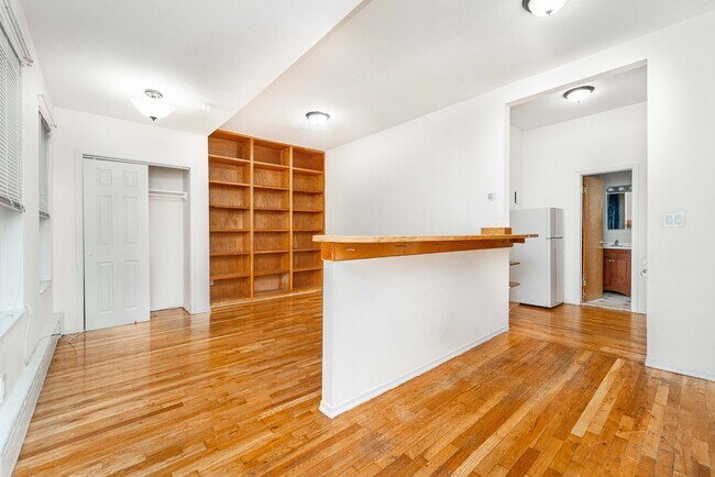 Building Photo - 4020 Ditmars Blvd