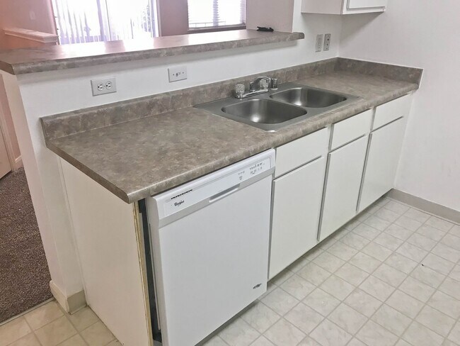 Building Photo - No Maintenance Lifestyle!