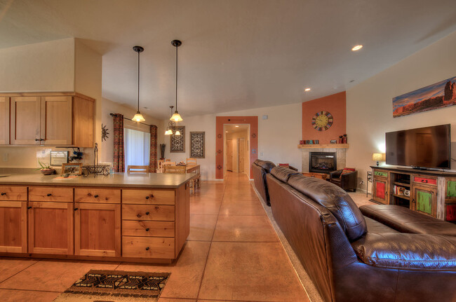 Building Photo - 3366 Oleander Ln