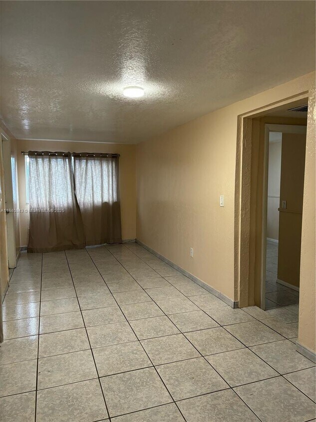 Foto del edificio - 6570 W 5th Pl
