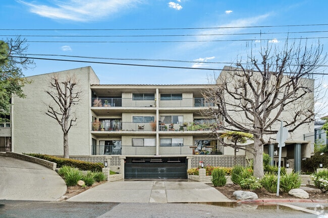 Building Photo - 2929 Waverly Dr