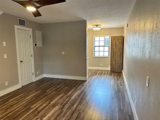 Foto del edificio - 620 NE 28th St