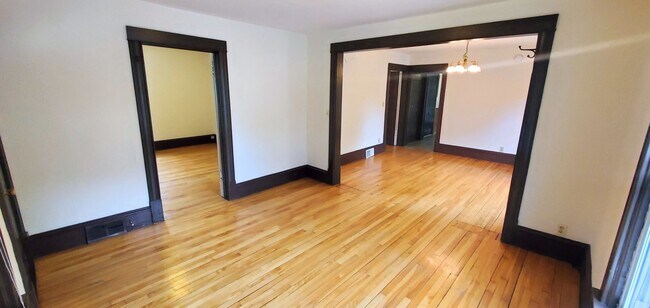 Building Photo - Great 2 Bedroom Unit in Northeast! -- Heat included!