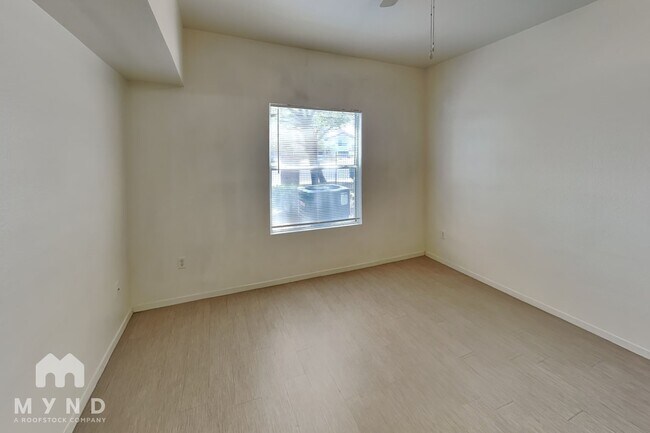 Foto del edificio - 9620 W Russell Rd