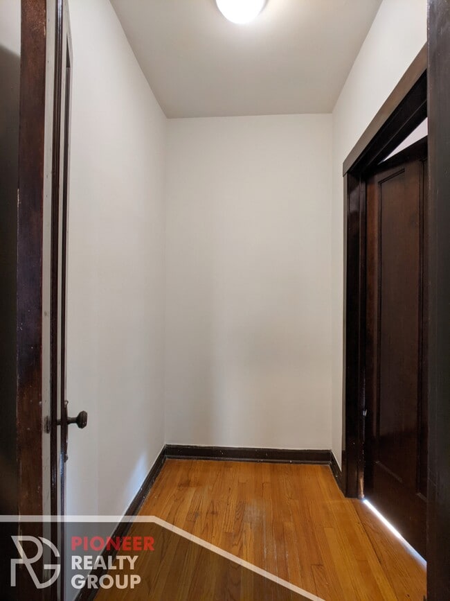 Building Photo - 816 W Waveland Ave