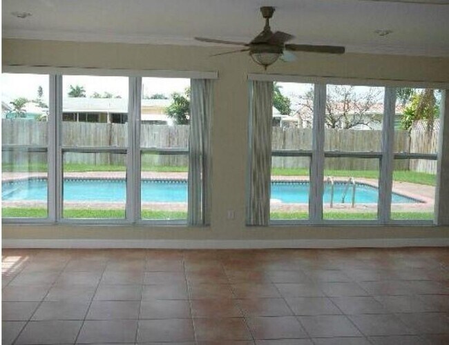 Foto del edificio - 1811 NE 43rd St