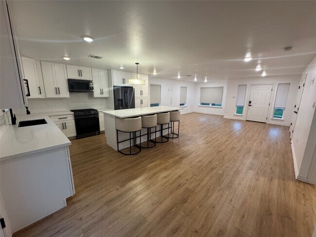 Building Photo - 8125 Sunnyhill St