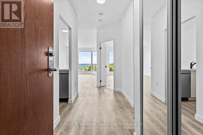 Photo du bâtiment - 2511 Lakeshore Rd W