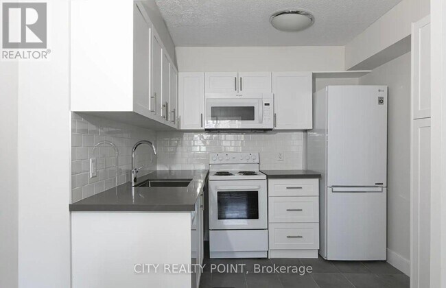 Building Photo - 33-2733 Isabella St