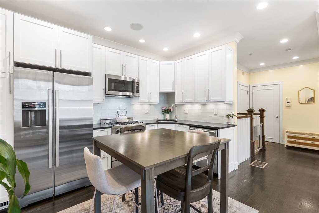 Primary Photo - 170 W Fifth St