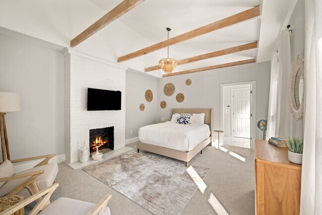 Building Photo - 516 E 12th St