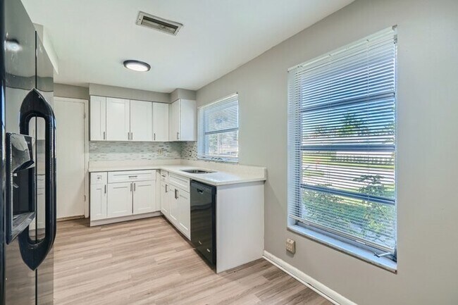 Foto del edificio - 3696 Dogwood Avenue
