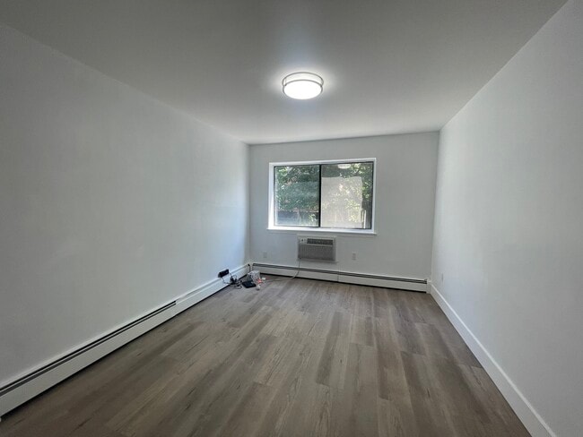 Foto del edificio - 6154 Riverdale Ave