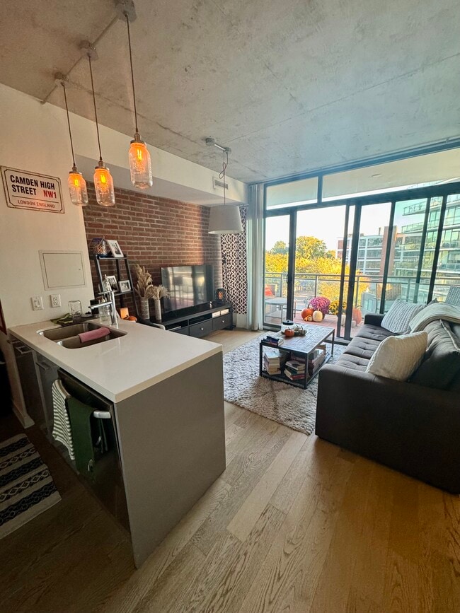 Building Photo - 1290 Dundas St E