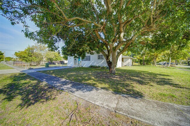 Foto del edificio - 12825 NW 13th Ave