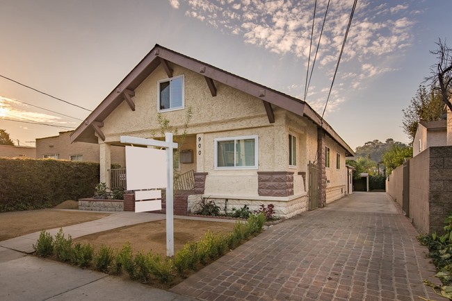 Building Photo - 900 E Garfield Ave