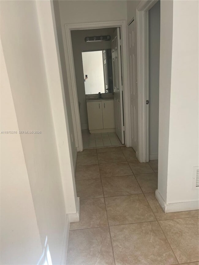 Building Photo - 942 NE 42nd Pl