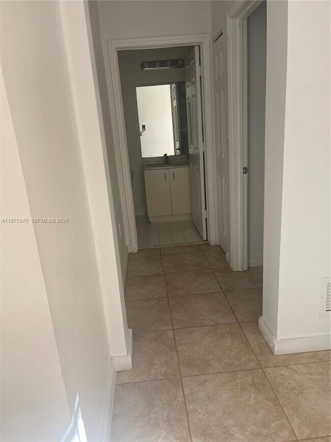 Foto del edificio - 942 NE 42nd Pl